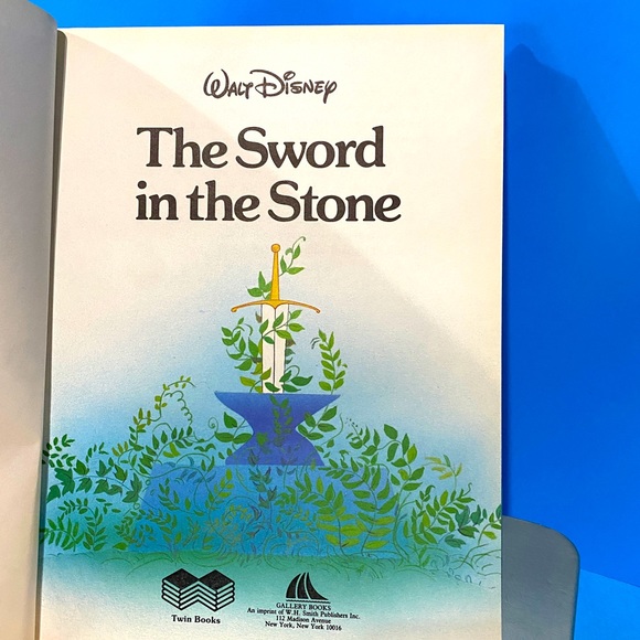 WALT DISNEY NWT VTG 1987 THE SWORD IN THE STONE HARDCOVER COLLECTIBLE BOOK 95p. - Picture 3 of 13